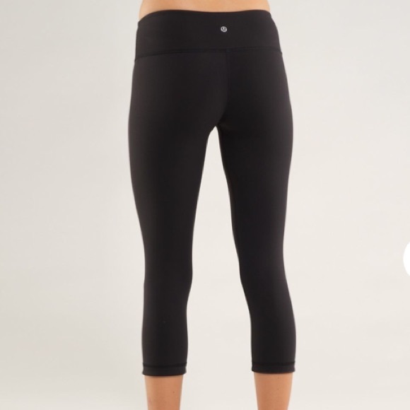 *SOLD* Lululemon Reversible Wunder Under Crop - Picture 2 of 8